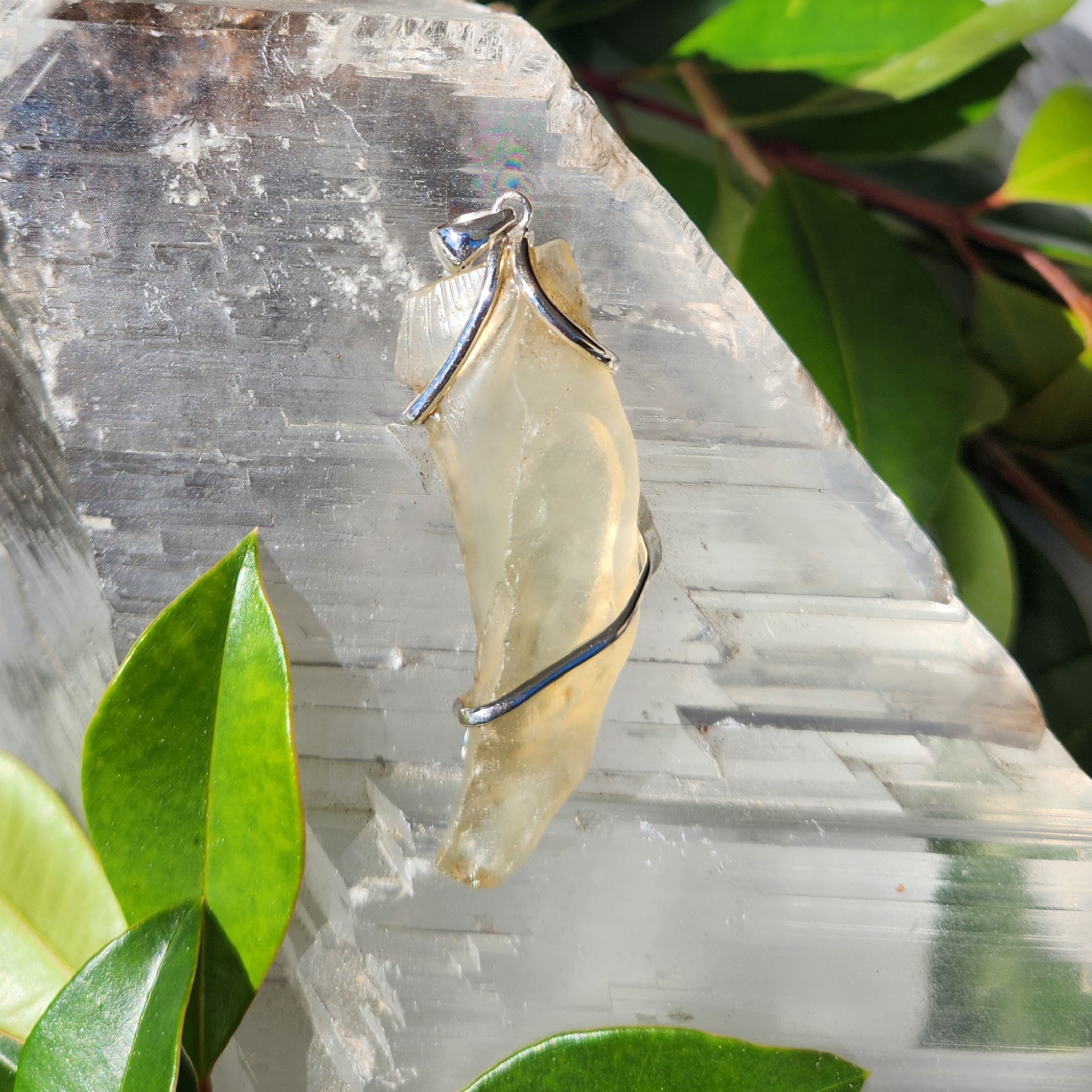 Solar Path – Libyan Desert Glass Pendant (11g)