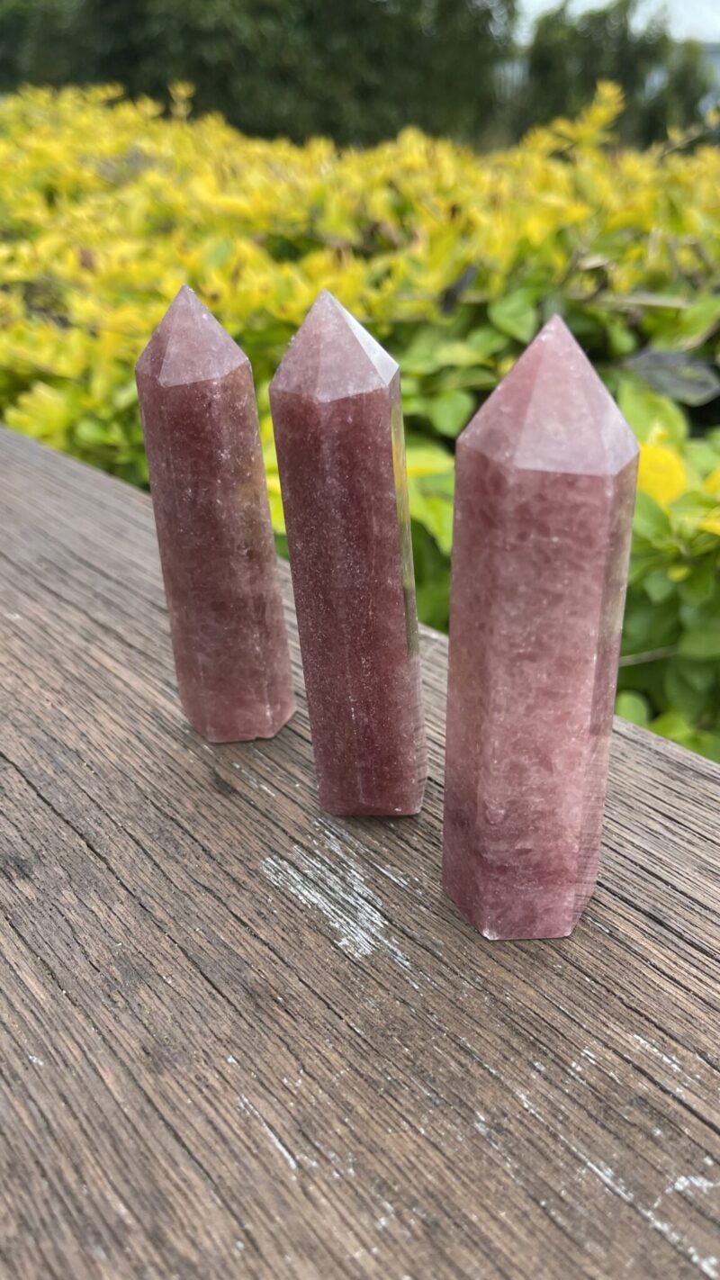 “Heart Whisper” – Strawberry Quartz Generator